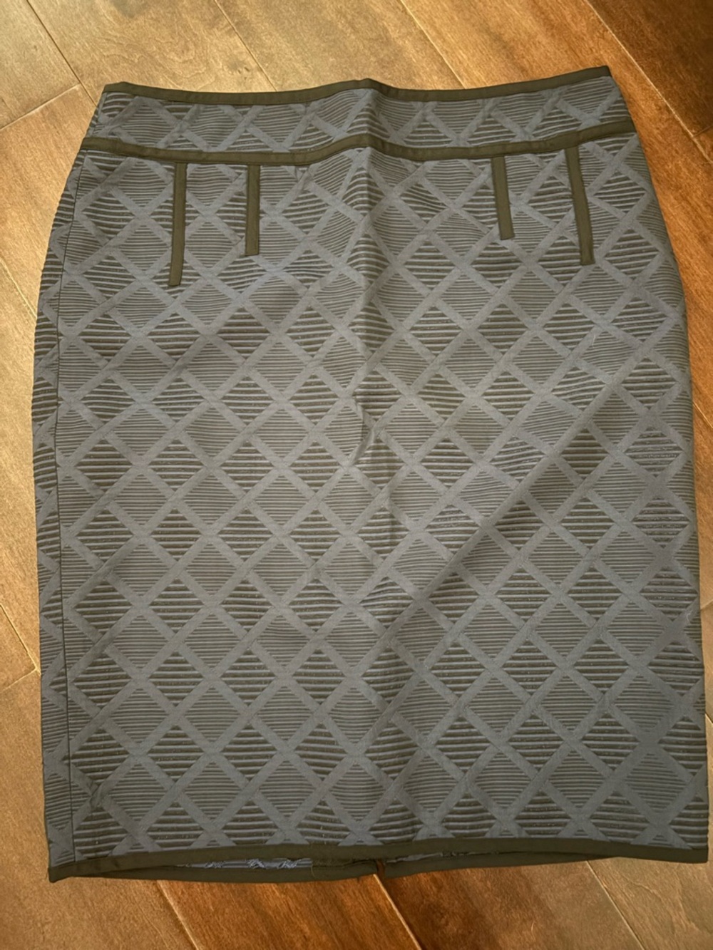 Ann Taylor Textured Diamond Pencil Skirt in black and navy. Zipper back. Size 8
